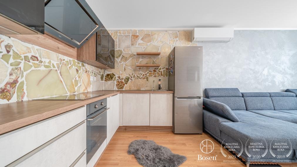 Ponúkame na prenájom 2-izbový apartmán v Starom Meste- Vysoká ulica