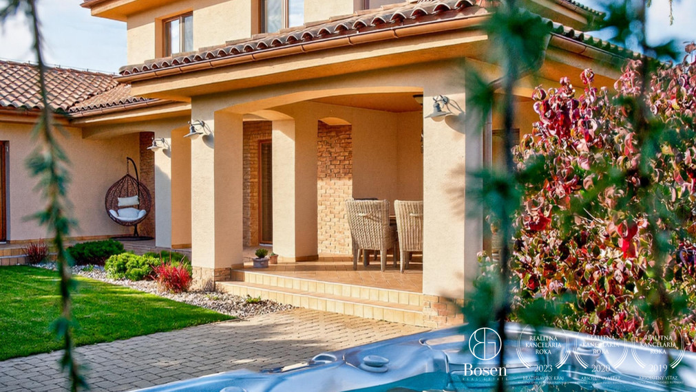 REZERVOVANÉ!!! BOSEN | Rodinná vila s bazénom a jacuzzi