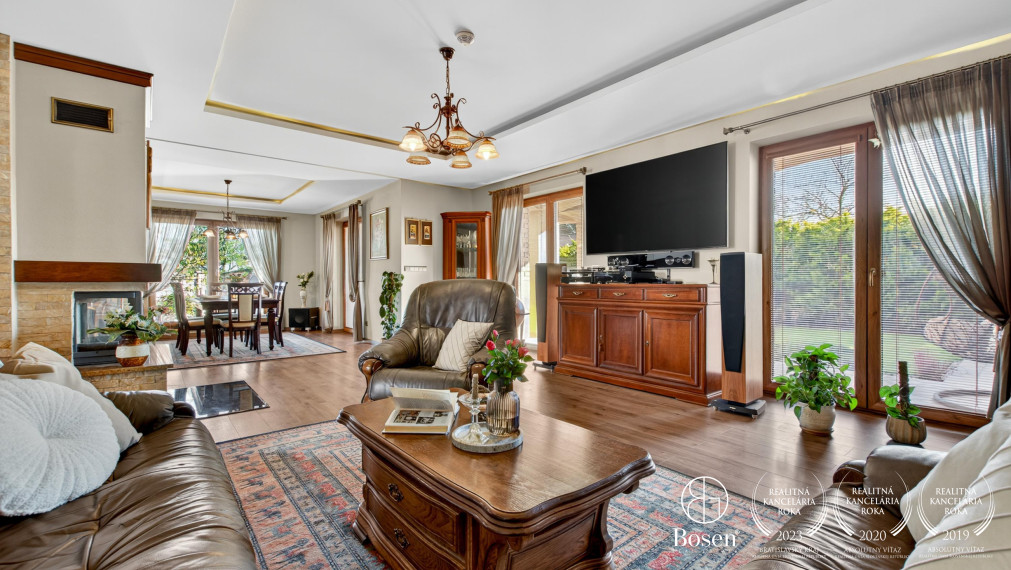 REZERVOVANÉ!!! BOSEN | Rodinná vila s bazénom a jacuzzi