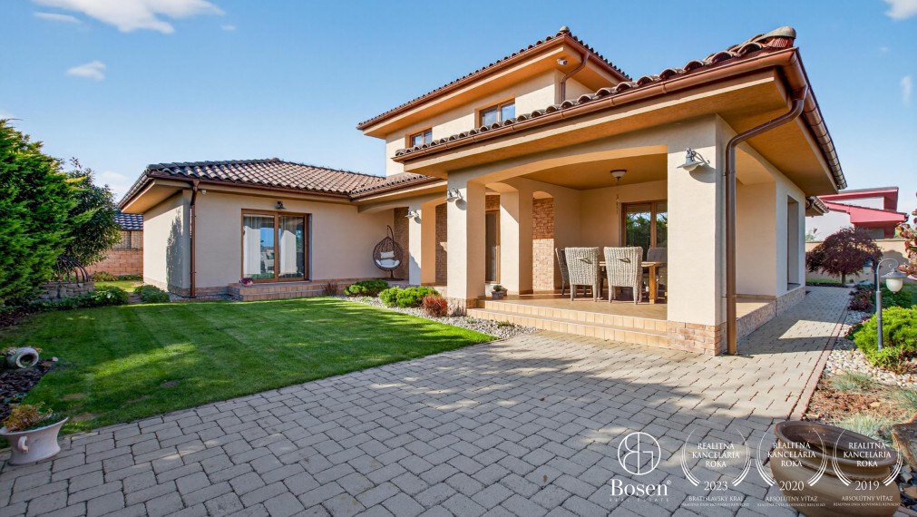 REZERVOVANÉ!!! BOSEN | Rodinná vila s bazénom a jacuzzi