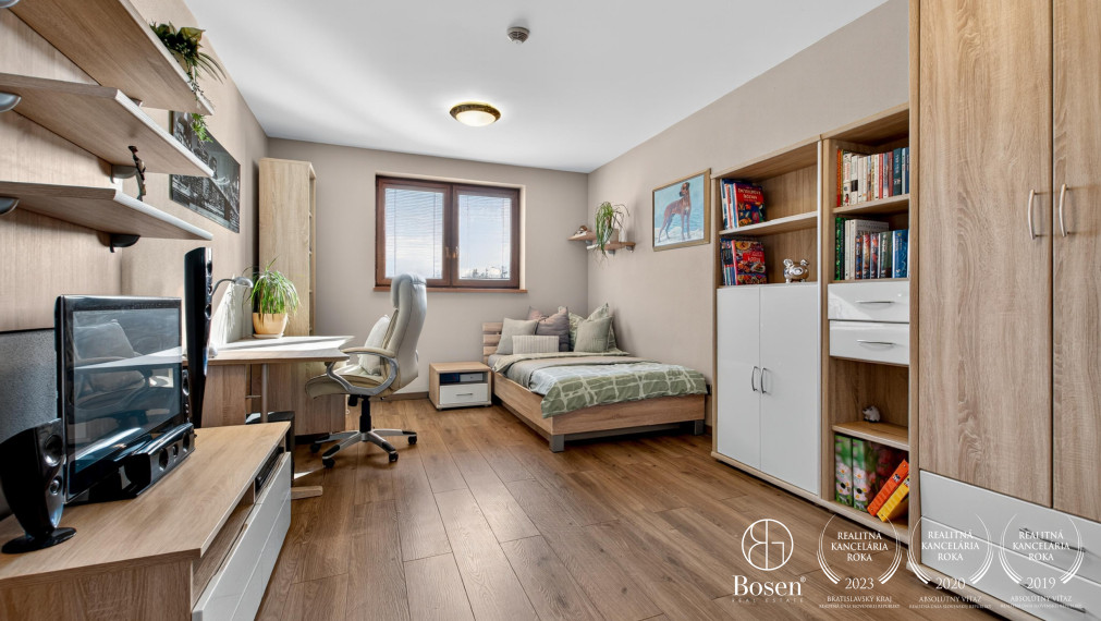 REZERVOVANÉ!!! BOSEN | Rodinná vila s bazénom a jacuzzi