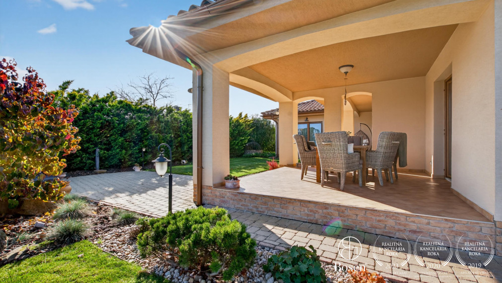 REZERVOVANÉ!!! BOSEN | Rodinná vila s bazénom a jacuzzi