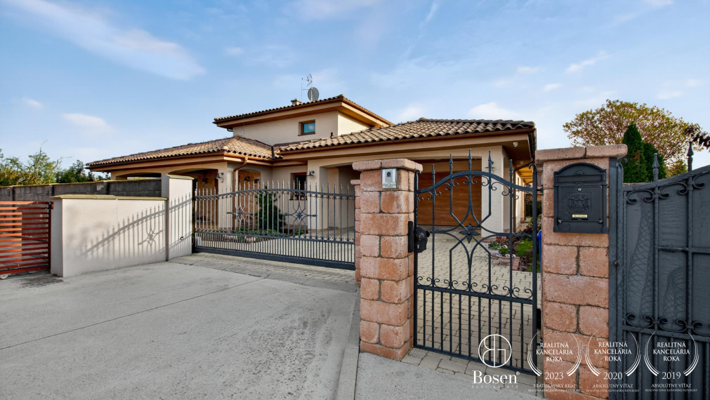 REZERVOVANÉ!!! BOSEN | Rodinná vila s bazénom a jacuzzi