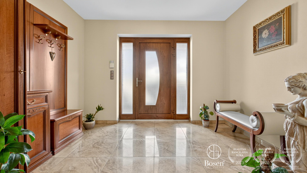 REZERVOVANÉ!!! BOSEN | Rodinná vila s bazénom a jacuzzi