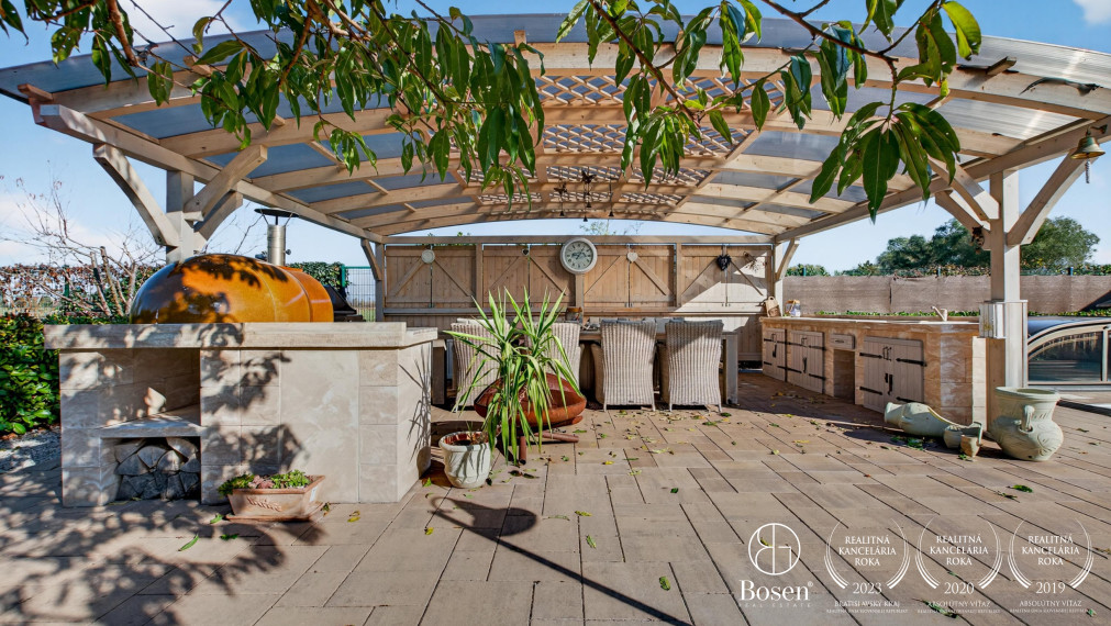 REZERVOVANÉ!!! BOSEN | Rodinná vila s bazénom a jacuzzi