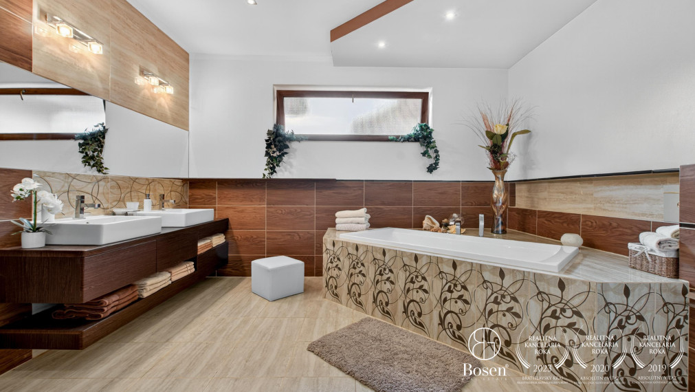 REZERVOVANÉ!!! BOSEN | Rodinná vila s bazénom a jacuzzi