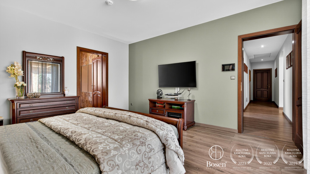 REZERVOVANÉ!!! BOSEN | Rodinná vila s bazénom a jacuzzi