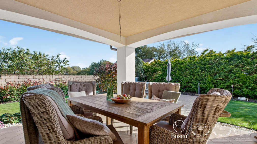 REZERVOVANÉ!!! BOSEN | Rodinná vila s bazénom a jacuzzi