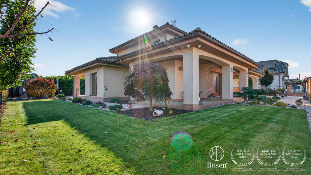 REZERVOVANÉ!!! BOSEN | Rodinná vila s bazénom a jacuzzi