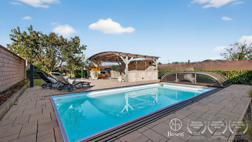 REZERVOVANÉ!!! BOSEN | Rodinná vila s bazénom a jacuzzi