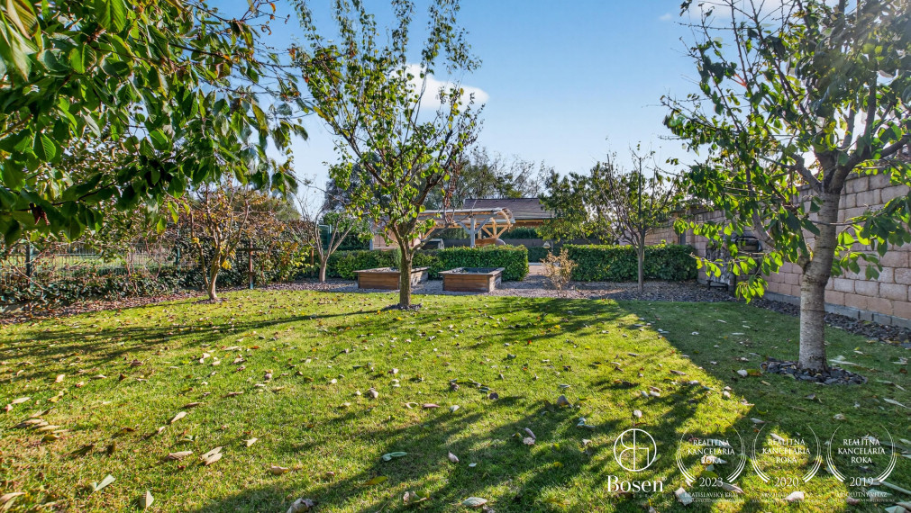 REZERVOVANÉ!!! BOSEN | Rodinná vila s bazénom a jacuzzi