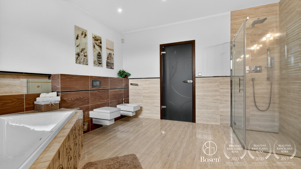 REZERVOVANÉ!!! BOSEN | Rodinná vila s bazénom a jacuzzi