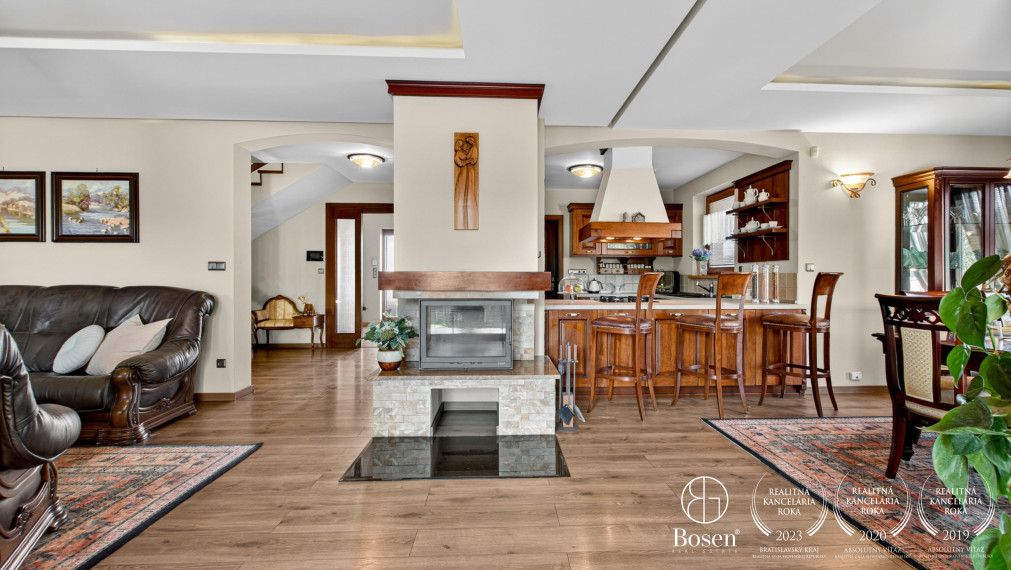 REZERVOVANÉ!!! BOSEN | Rodinná vila s bazénom a jacuzzi