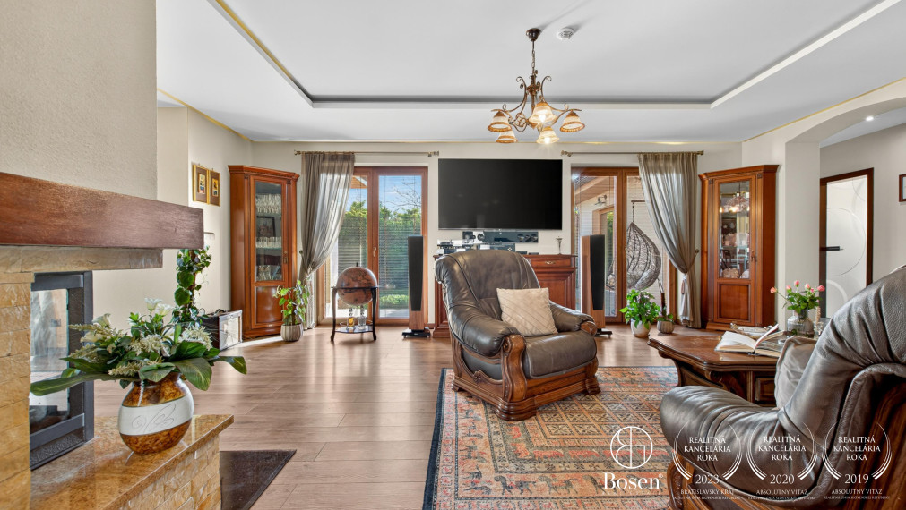 REZERVOVANÉ!!! BOSEN | Rodinná vila s bazénom a jacuzzi