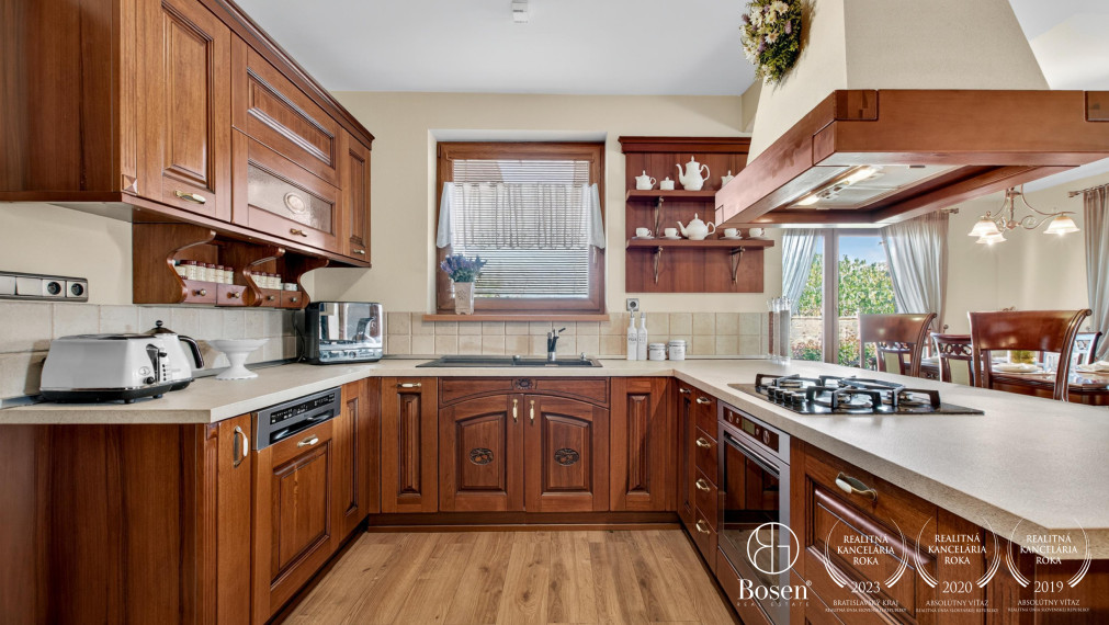 REZERVOVANÉ!!! BOSEN | Rodinná vila s bazénom a jacuzzi