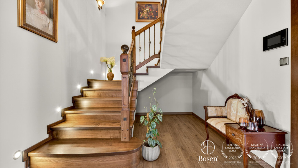 REZERVOVANÉ!!! BOSEN | Rodinná vila s bazénom a jacuzzi