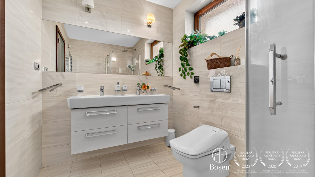 REZERVOVANÉ!!! BOSEN | Rodinná vila s bazénom a jacuzzi