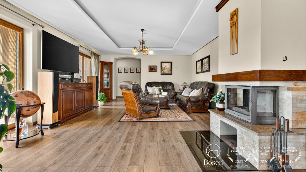 REZERVOVANÉ!!! BOSEN | Rodinná vila s bazénom a jacuzzi