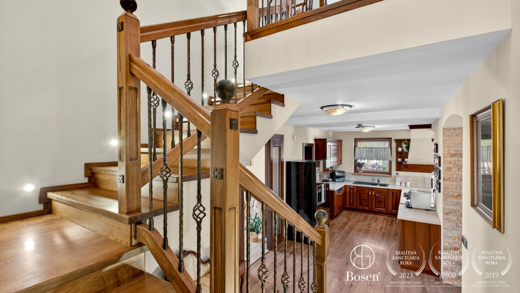 REZERVOVANÉ!!! BOSEN | Rodinná vila s bazénom a jacuzzi