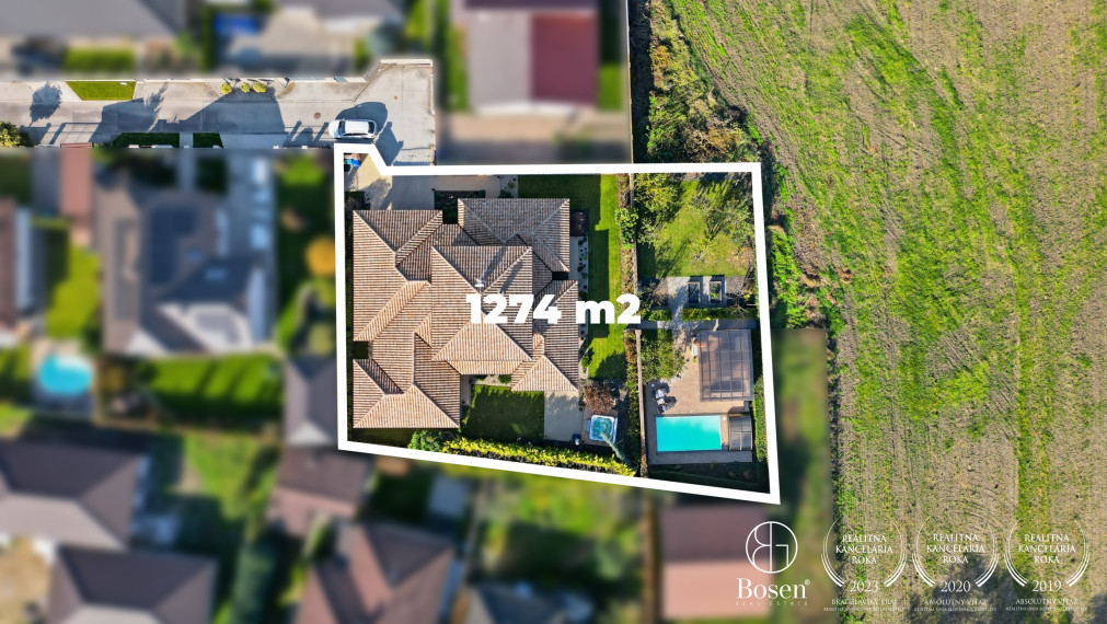 REZERVOVANÉ!!! BOSEN | Rodinná vila s bazénom a jacuzzi