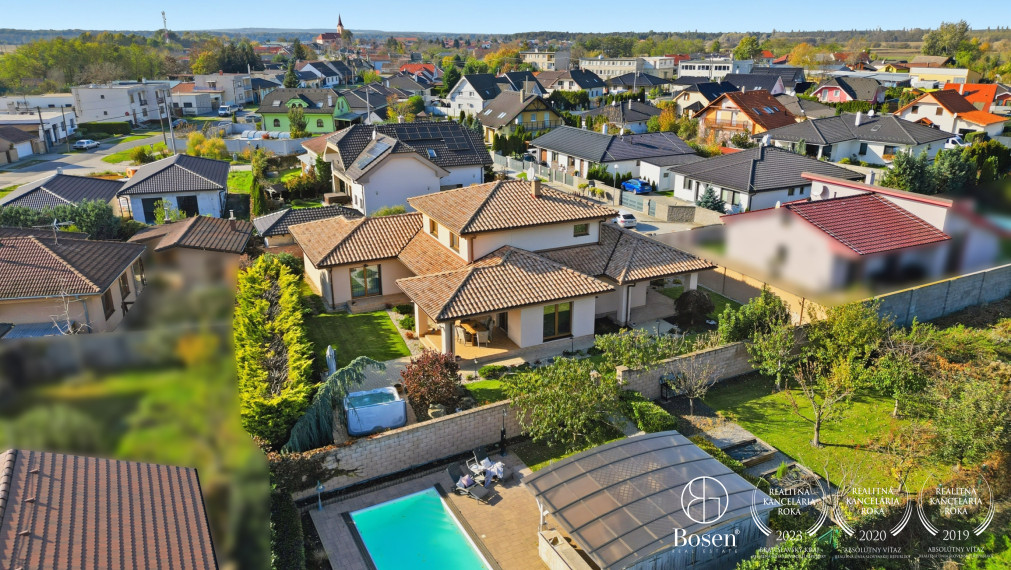REZERVOVANÉ!!! BOSEN | Rodinná vila s bazénom a jacuzzi