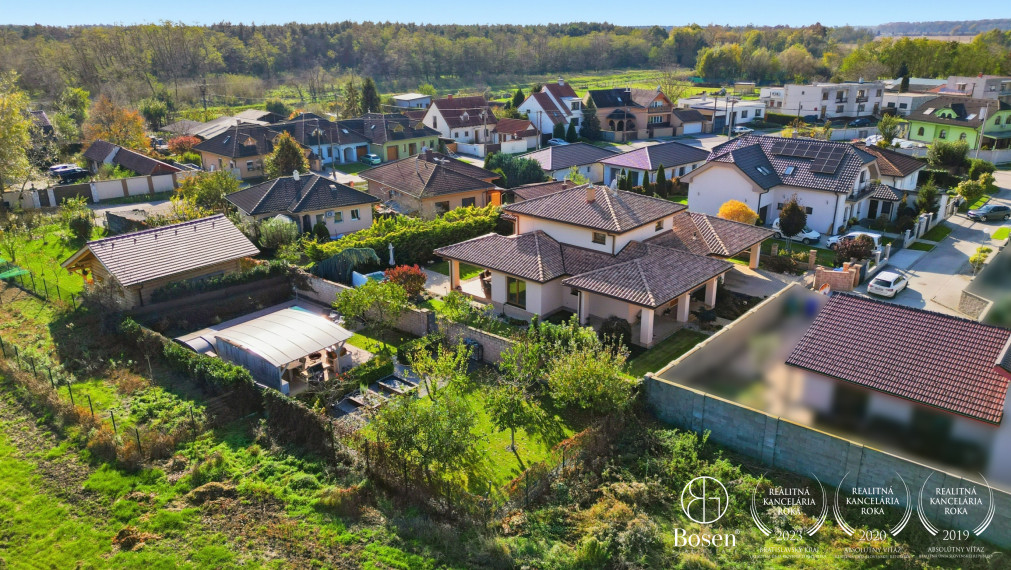 REZERVOVANÉ!!! BOSEN | Rodinná vila s bazénom a jacuzzi