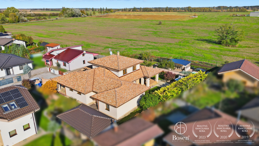 REZERVOVANÉ!!! BOSEN | Rodinná vila s bazénom a jacuzzi