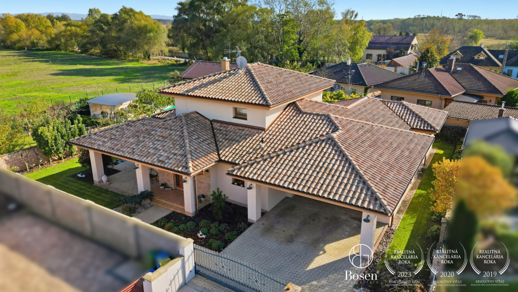 REZERVOVANÉ!!! BOSEN | Rodinná vila s bazénom a jacuzzi