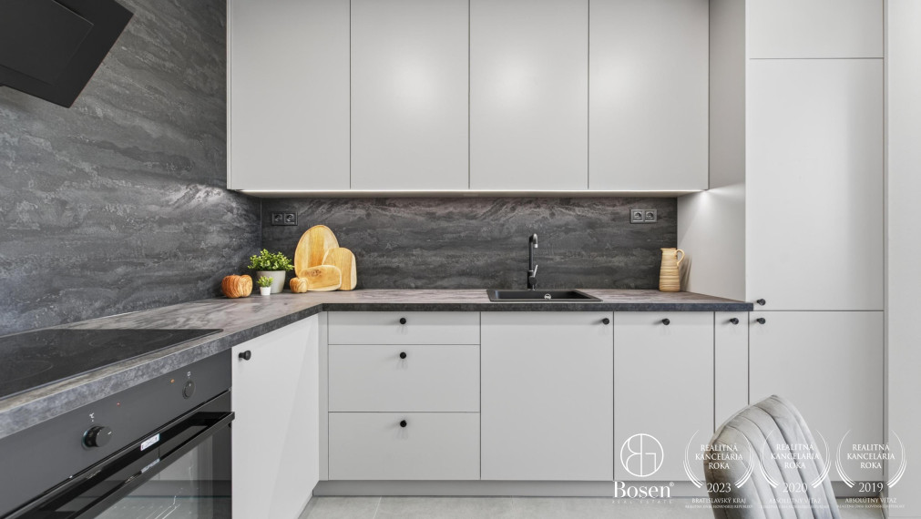 BOSEN | 4 izbový kompletne zrekonštruovaný byt s loggiou, 87,2 m2, Bzovícka, Petržalka