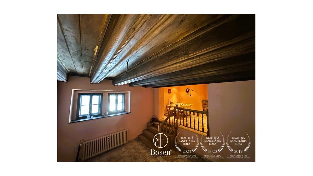 LOYALTERS | Predaj 3-izbového bytu v meštianskom dome, Banská Štiavnica – Trojičné námestie