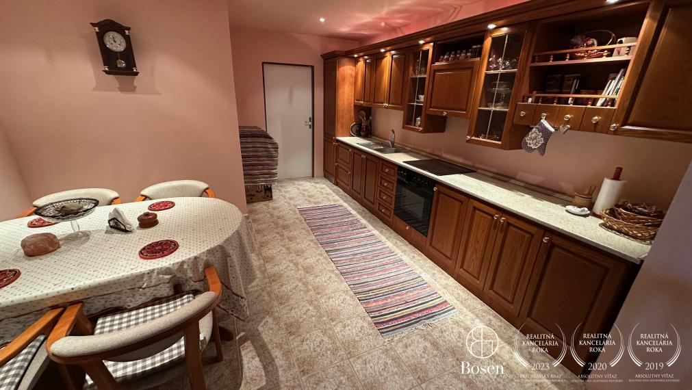 LOYALTERS | Predaj 3-izbového bytu v meštianskom dome, Banská Štiavnica – Trojičné námestie