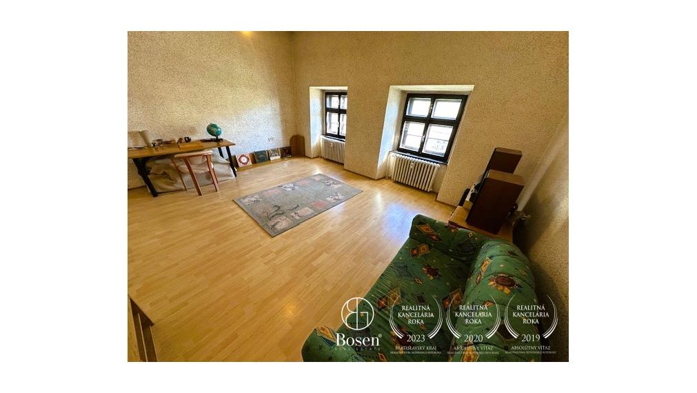 LOYALTERS | Predaj 3-izbového bytu v meštianskom dome, Banská Štiavnica – Trojičné námestie