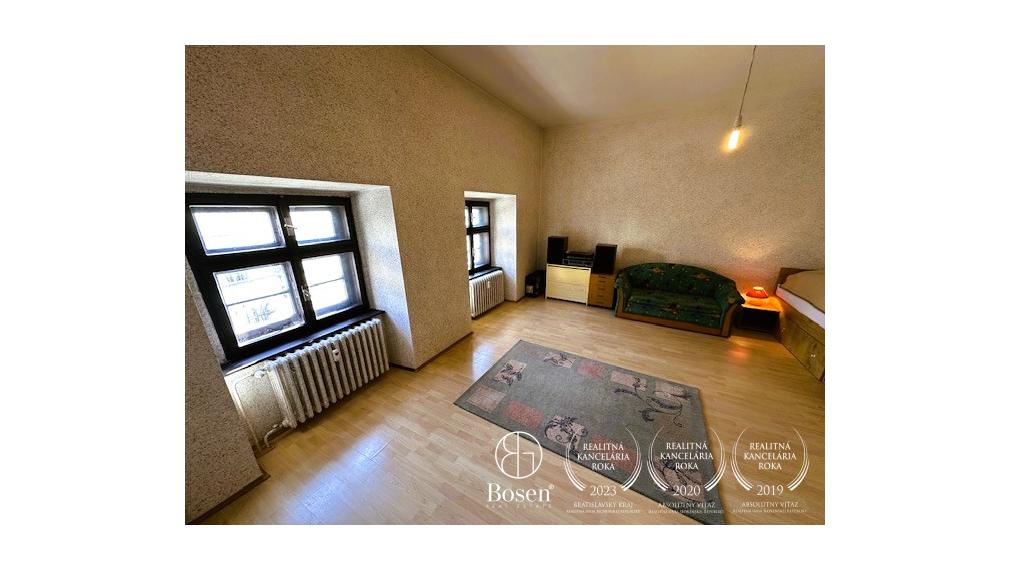 LOYALTERS | Predaj 3-izbového bytu v meštianskom dome, Banská Štiavnica – Trojičné námestie