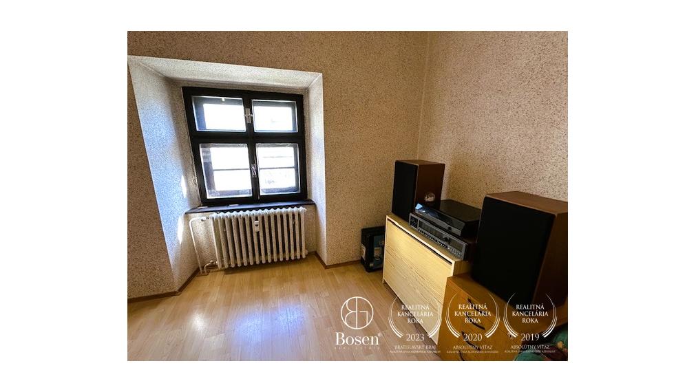 LOYALTERS | Predaj 3-izbového bytu v meštianskom dome, Banská Štiavnica – Trojičné námestie