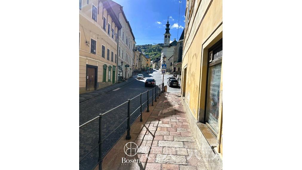 LOYALTERS | Predaj 3-izbového bytu v meštianskom dome, Banská Štiavnica – Trojičné námestie