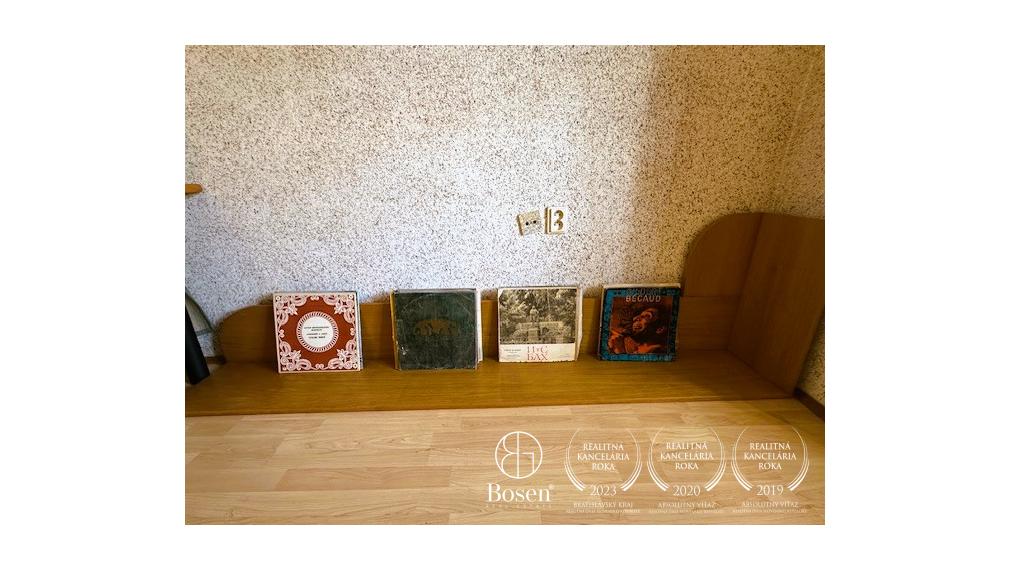 LOYALTERS | Predaj 3-izbového bytu v meštianskom dome, Banská Štiavnica – Trojičné námestie