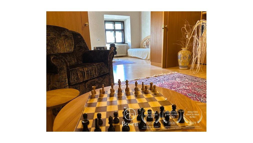 LOYALTERS | Predaj 3-izbového bytu v meštianskom dome, Banská Štiavnica – Trojičné námestie