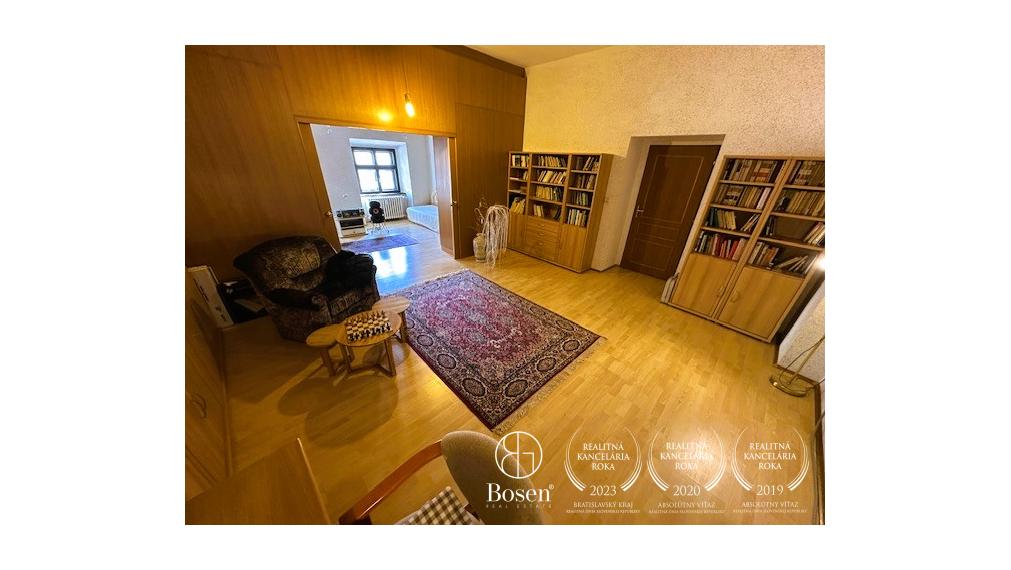 LOYALTERS | Predaj 3-izbového bytu v meštianskom dome, Banská Štiavnica – Trojičné námestie