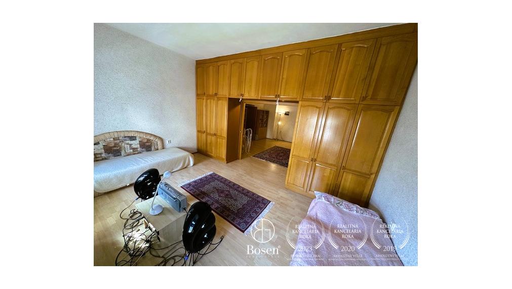 LOYALTERS | Predaj 3-izbového bytu v meštianskom dome, Banská Štiavnica – Trojičné námestie