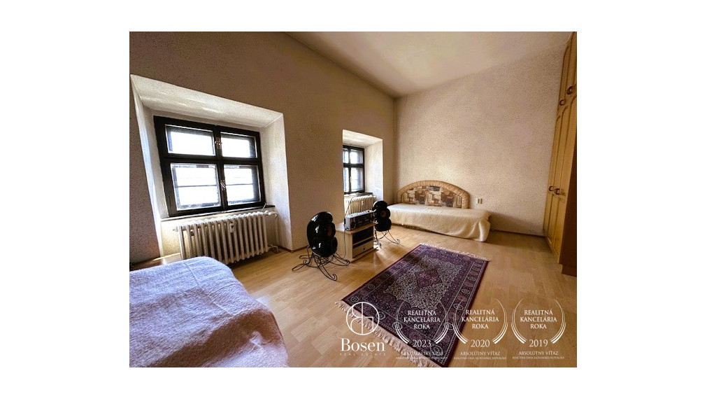 LOYALTERS | Predaj 3-izbového bytu v meštianskom dome, Banská Štiavnica – Trojičné námestie