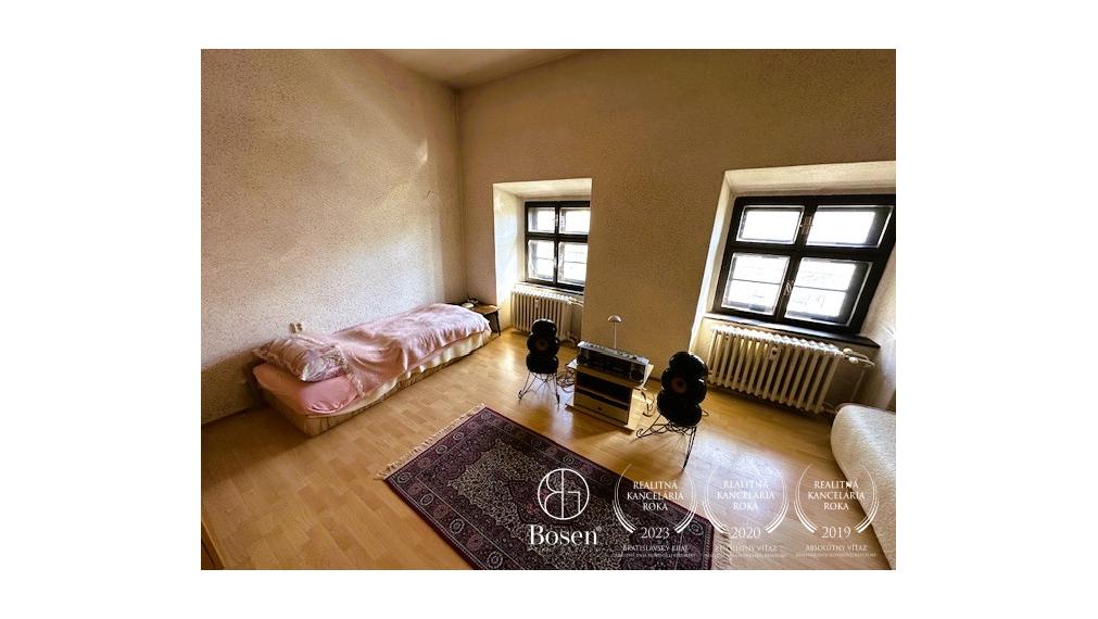 LOYALTERS | Predaj 3-izbového bytu v meštianskom dome, Banská Štiavnica – Trojičné námestie