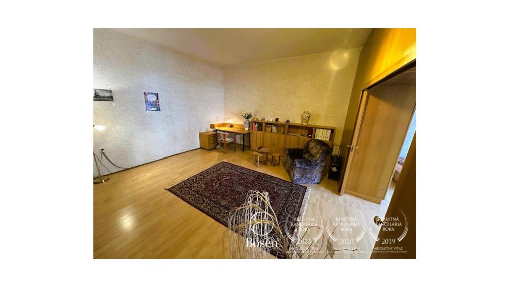 LOYALTERS | Predaj 3-izbového bytu v meštianskom dome, Banská Štiavnica – Trojičné námestie