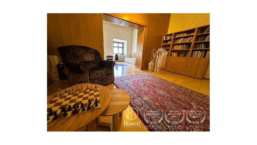 LOYALTERS | Predaj 3-izbového bytu v meštianskom dome, Banská Štiavnica – Trojičné námestie