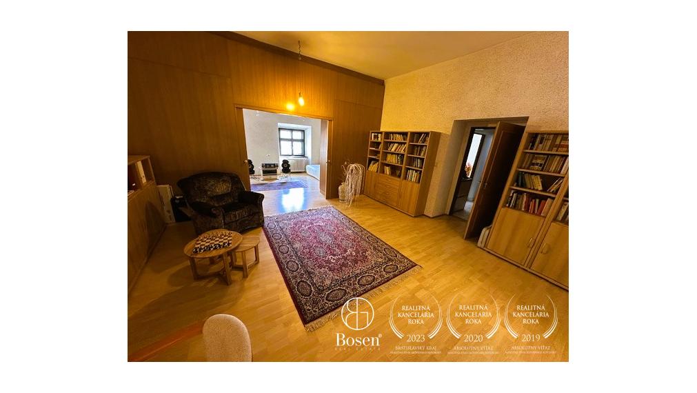 LOYALTERS | Predaj 3-izbového bytu v meštianskom dome, Banská Štiavnica – Trojičné námestie