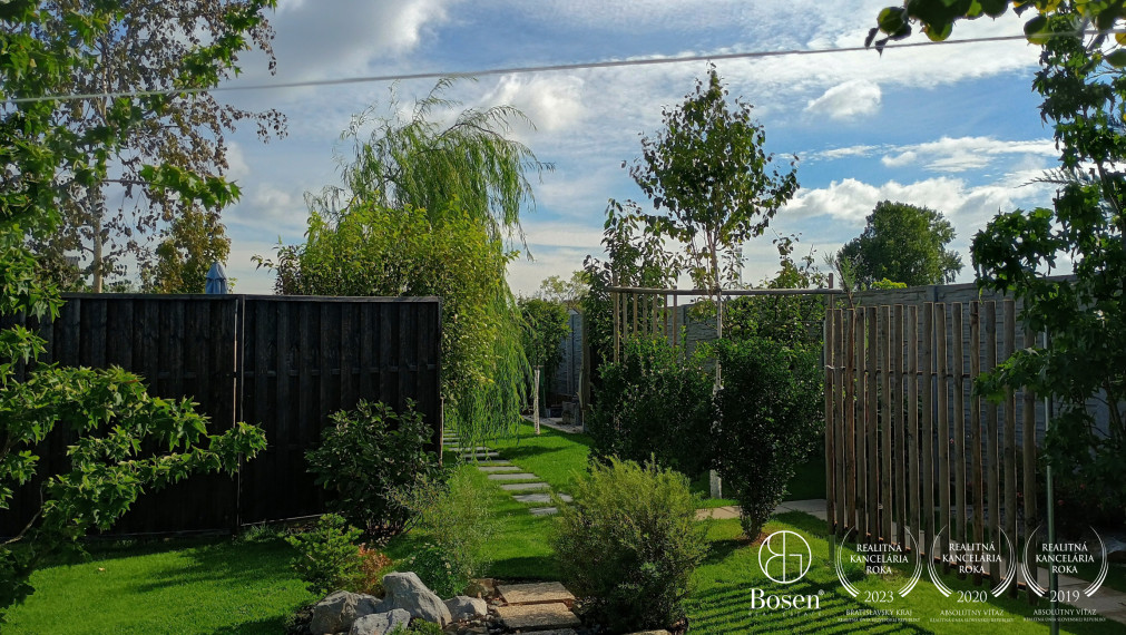 BOSEN | 3-izbový byt v samostatnom rodinnom dome s veľkou záhradou a parkovaním