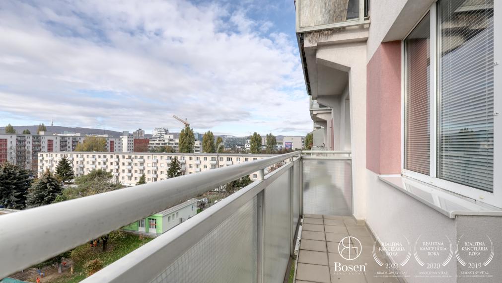 BOSEN I REZERVOVANÝ Zrekonštruovaný 2-izbový byt pri Štrkoveckom jazere