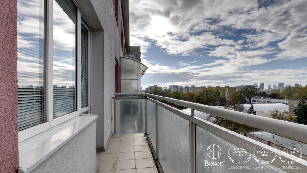 BOSEN I REZERVOVANÝ Zrekonštruovaný 2-izbový byt pri Štrkoveckom jazere