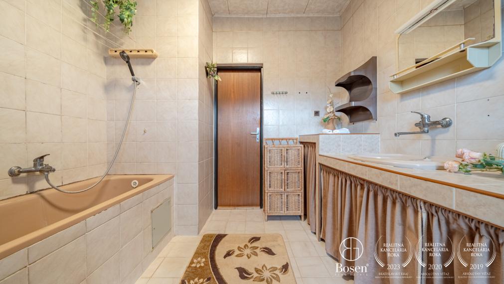 Bosen Group Vám ponúka exkluzívne na predaj 2 domy v Dolanoch