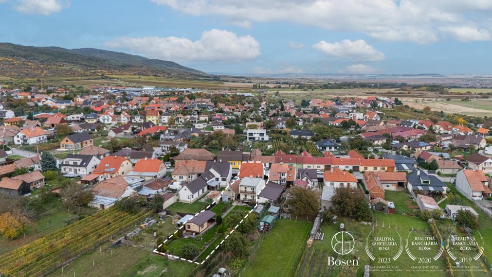 Bosen Group Vám ponúka exkluzívne na predaj 2 domy v Dolanoch