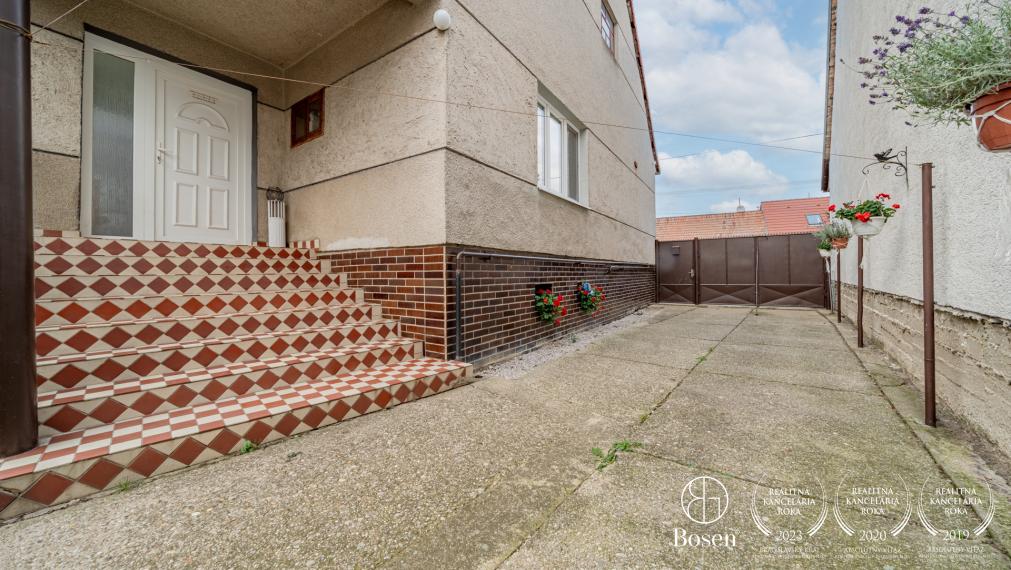 Bosen Group Vám ponúka exkluzívne na predaj 2 domy v Dolanoch